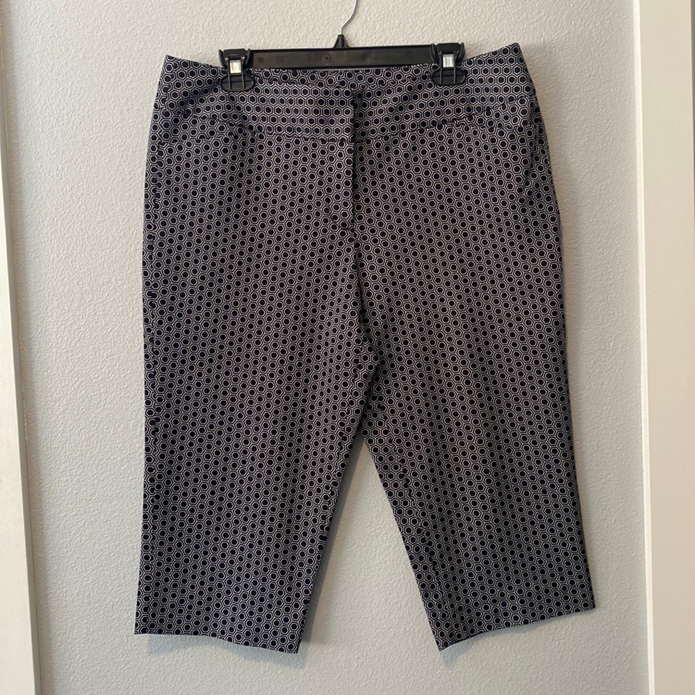 Worthington Black and White Modern Fit Capri Pants Size 12